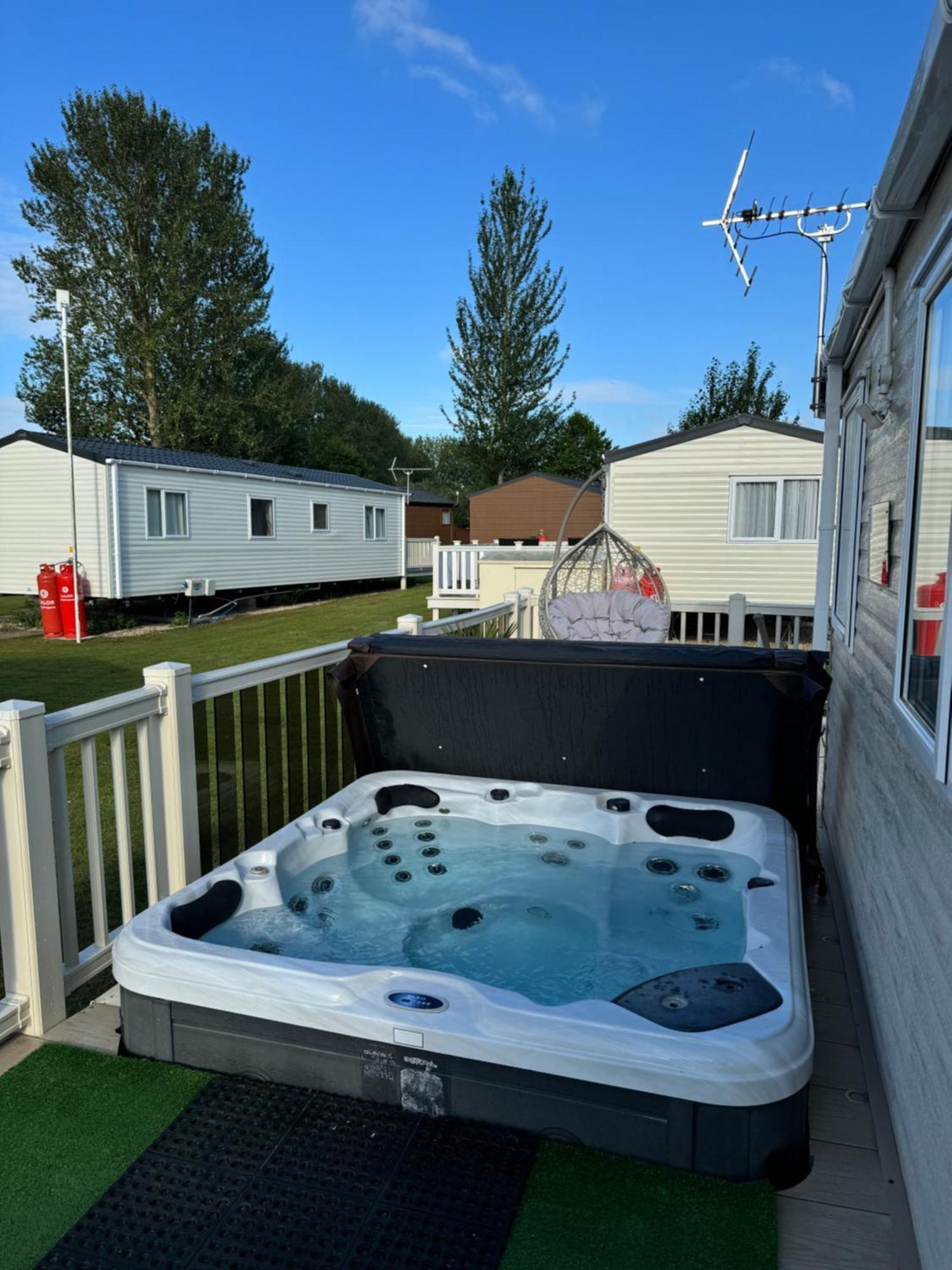 Hot Tub Retreat At Tattershall Lakes Exterior photo